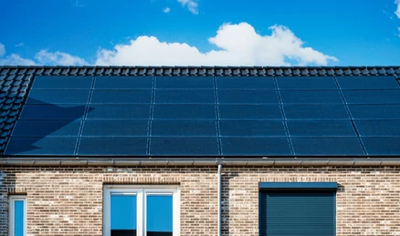 Близък изглед на жилищен покривен масив